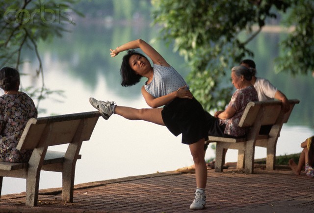Tập thể dục buổi sáng bên Hồ Gươm